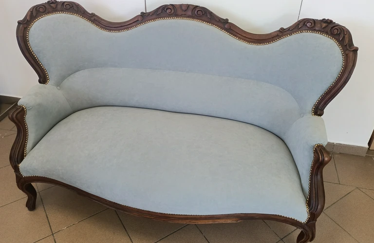 tapicerowana sofa